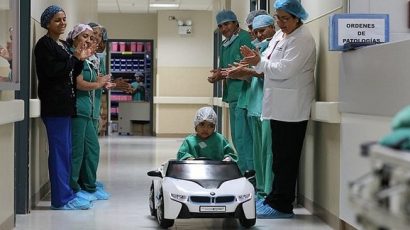 Niños se trasladan en autos de juguete al quirófano en La Libertad